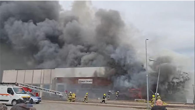 Potężny pożar marketu w Czersku. Trwa pilna ewakuacja okolicznych mieszkańców