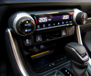 2019 Toyota RAV4 Hybrid - wnętrze piątej generacji SUV-a