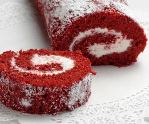 rolada red velvet z bitą śmietaną