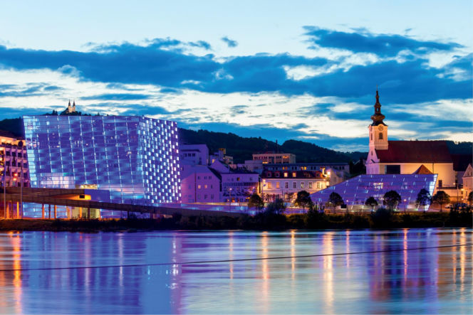 Więcej niż elewacja! Przykłady multimedialnych fasad w Europie