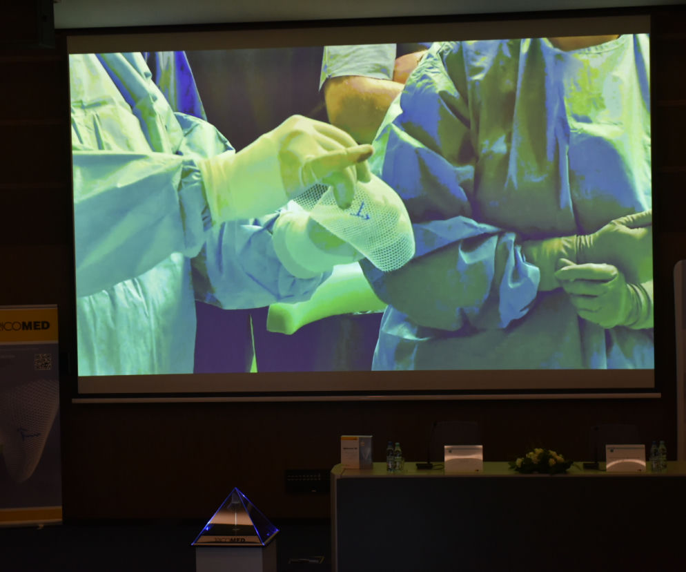 Profesor Maciej Śmietański po raz pierwszy na świecie wszczepił implant Optomesh 3D ILAM. Dokonał tego w Toruniu