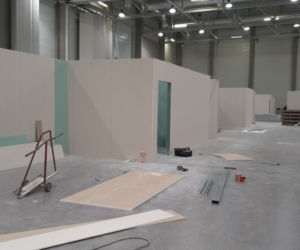 Trwa budowa szpitala polowego w łódzkiej hali EXPO