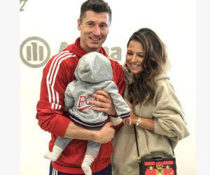 Robert Lewandowski z żoną i córką na meczu Bayernu