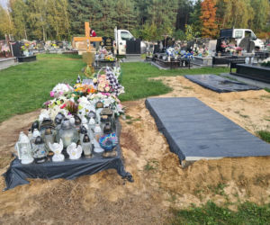 Grób rodziców z Przędzela, których zabił pijany kierowca zdobią białe aniołki [ZDJĘCIA]