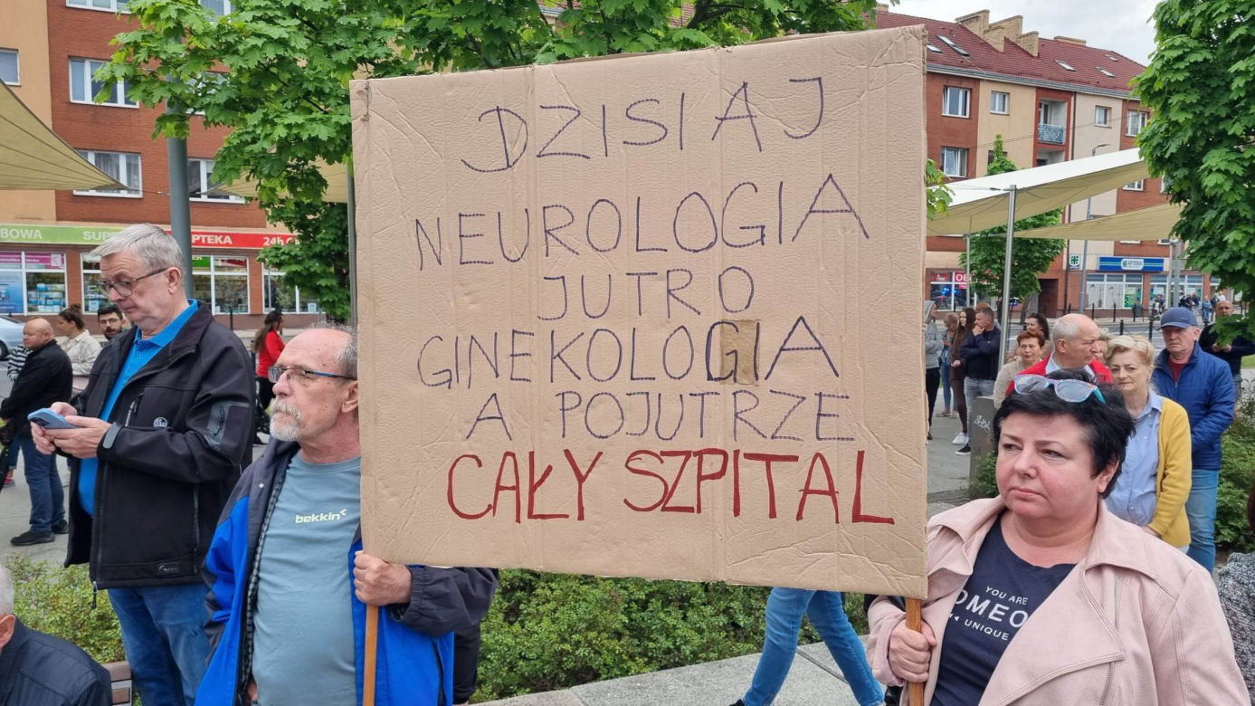 Trumny przed koszalińskim ratuszem. Mieszkańcy protestowali przeciwko zawieszeniu oddziału neurologii