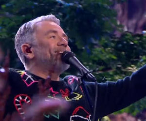 TVN zrobił to jako pierwszy. Badach w świątecznym sweterku otwiera sezon na Mikołaja i choinki