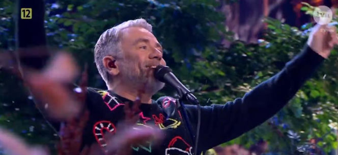 TVN zrobił to jako pierwszy. Badach w świątecznym sweterku otwiera sezon na Mikołaja i choinki