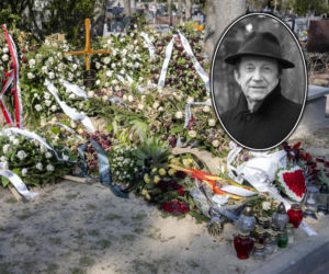 Tak dziś wygląda grób Edwarda Linde-Lubaszenki. Dwa miesiące po pogrzebie nadal cały w kwiatach