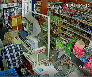 ROZBÓJ w biały dzień koło Obornik Wielkopolskich. Rozpoznajesz tych mężczyzn? [WIDEO, ZDJĘCIA]