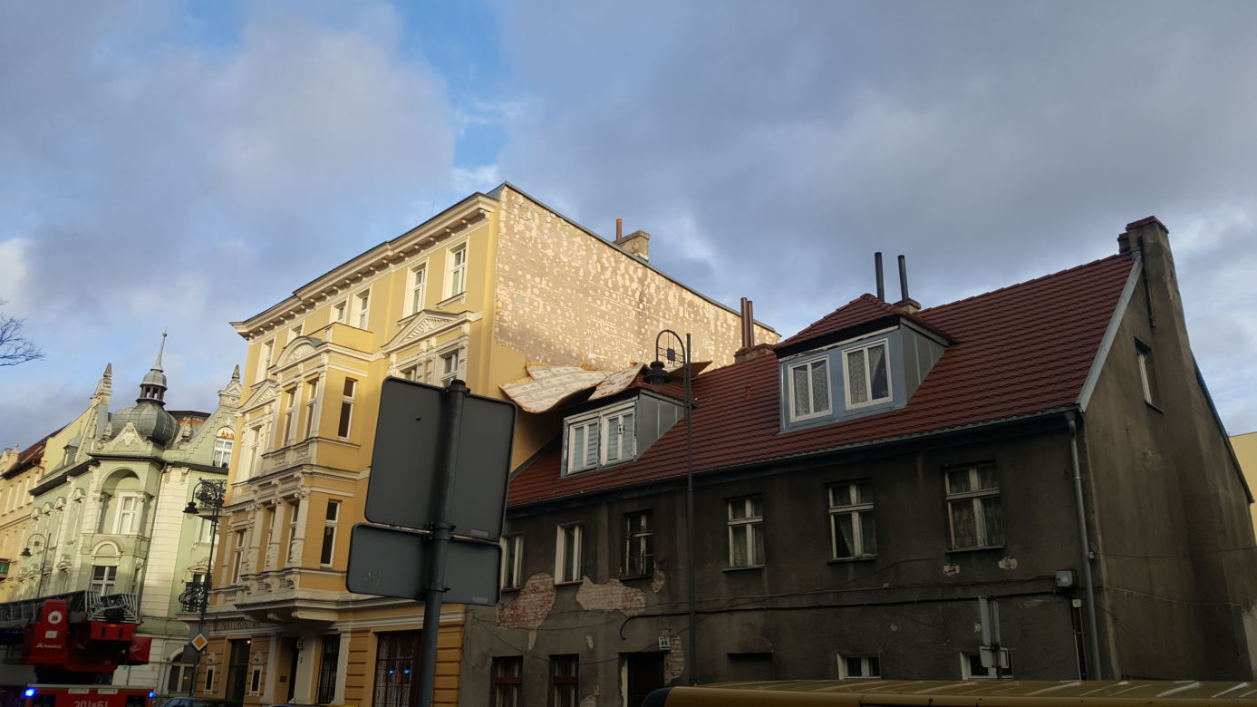 Wiatr zerwał elewację kamienicy przy ul. Pomorskiej w Bydgoszczy