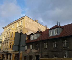 Wiatr zerwał elewację kamienicy przy ul. Pomorskiej w Bydgoszczy