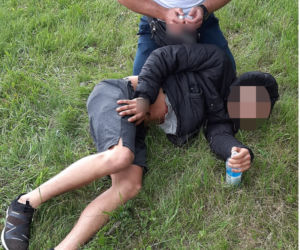 Staranował autem policjantów