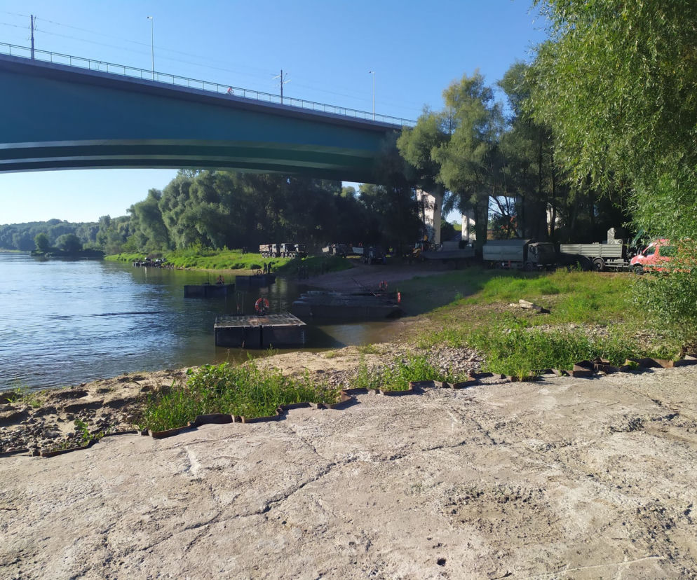 Rozpoczyna się się budowa mostu pontonowego na Wiśle! Jak wygląda?
