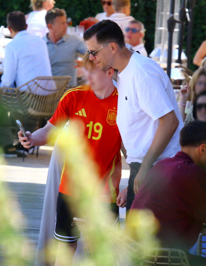 Wojciech Szczęsny z żona buszują po straganach nad polskim morzem. Spójrzcie na spodnie Mariny, to hit Sopotu!