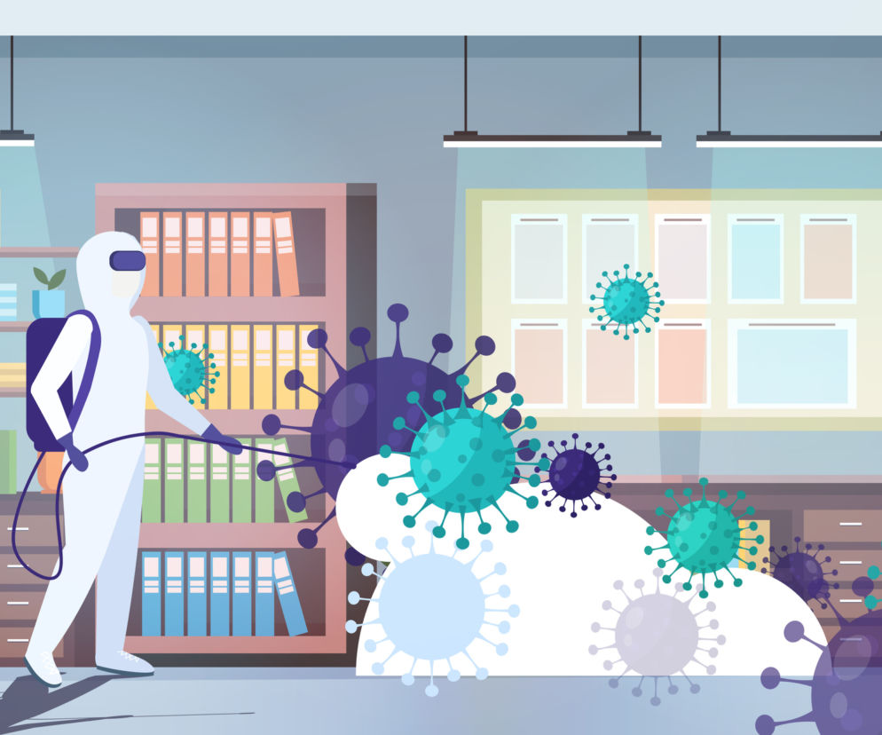 Osoba w ochronnym kombinezonie z ozonatorem w pomieszczeniu biurowym, gdzie unosi się duża ilość wirusów. To grafika symbolizująca ozonowanie mieszkania, o którym można przeczytać więcej na portalu Poradnik Zdrowie.