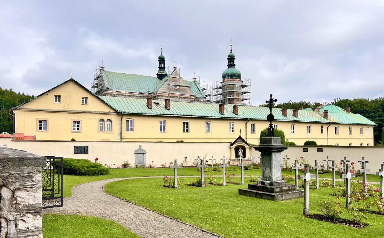 Ten klasztor pod Krakowem przez lata był zamkniętą pustelnią, teraz to podwójne sanktuarium. Mieszka w nim 700 nietoperzy