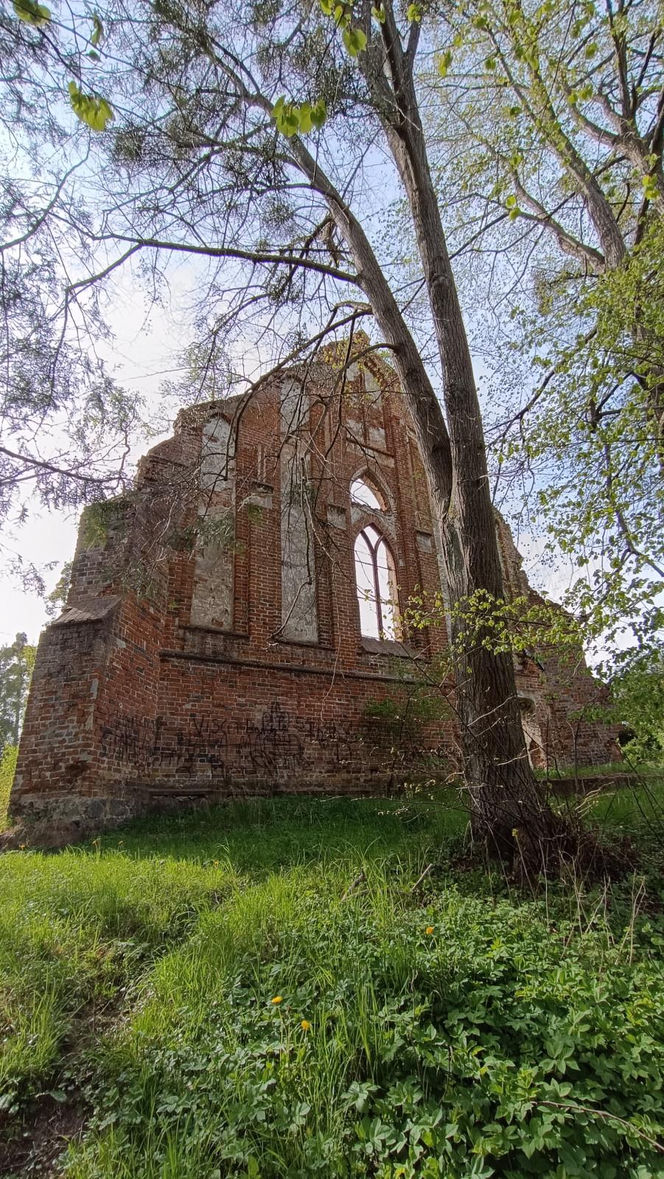 Ta malutka wieś powstała w XIV wieku. Skrywa ruiny gotyckiej świątyni