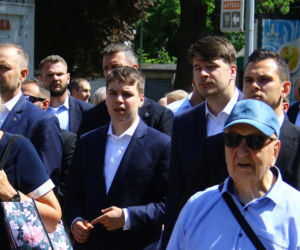 Nawrocki na procesji z rodziną