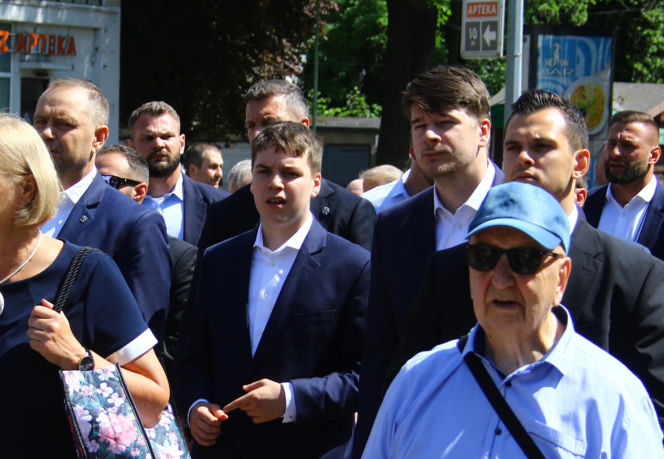Nawrocki na procesji z rodziną