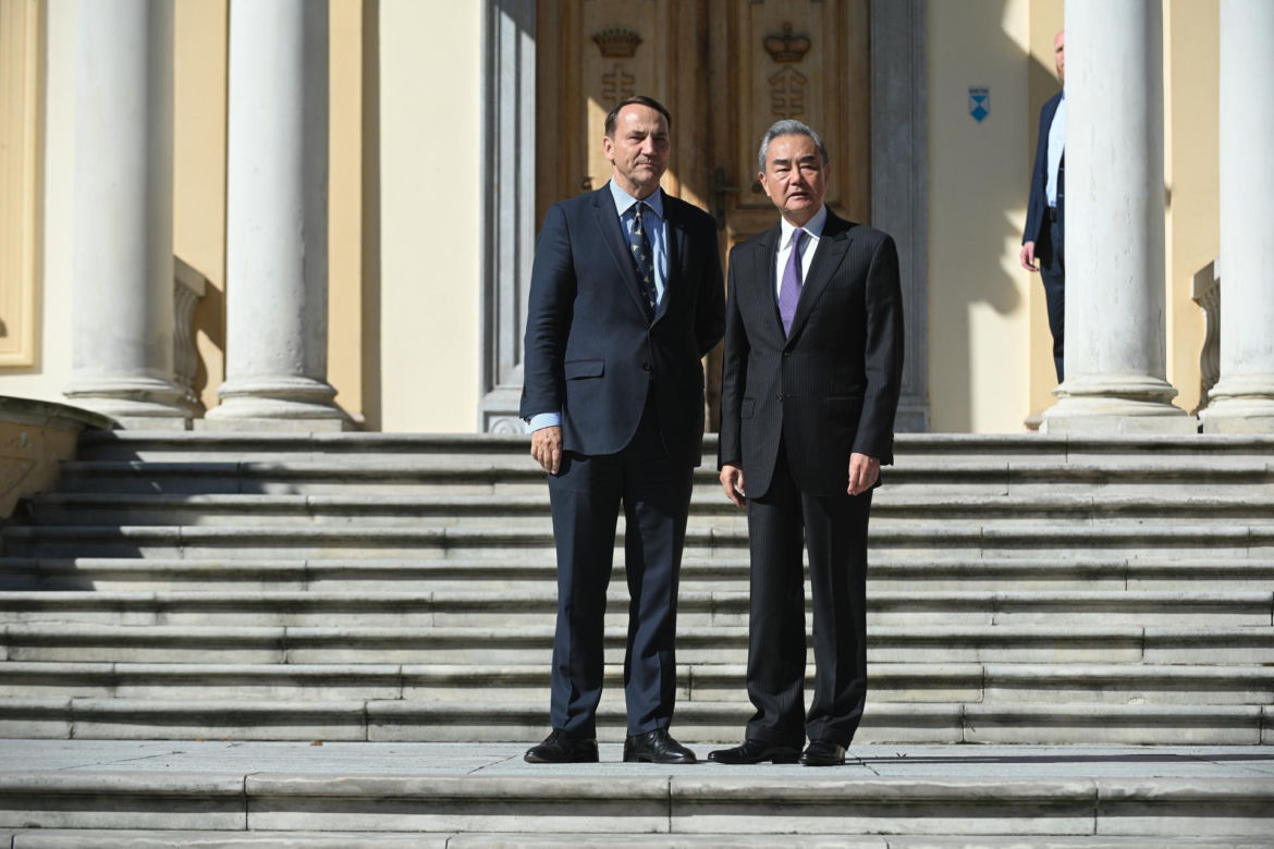 Chiński szef MSZ Wang Yi w Polsce. Spotyka się z Sikorskim i Nawrockim