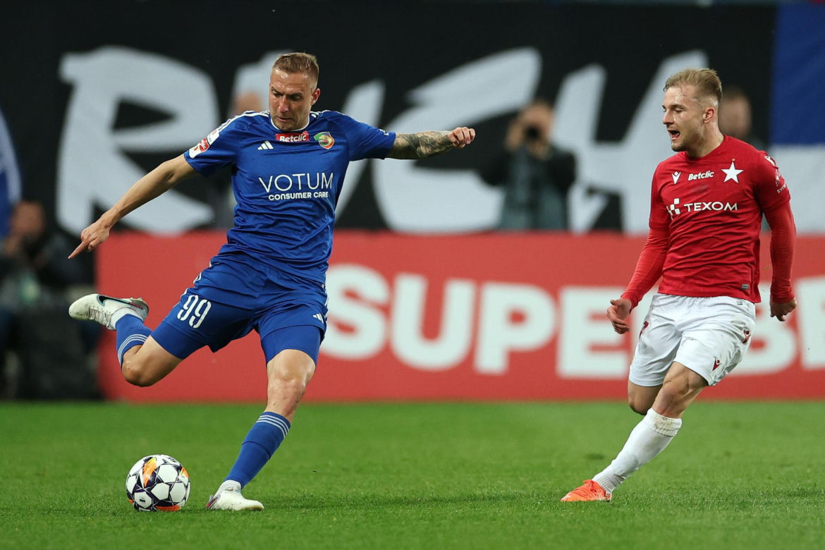 Rafał Mikulec w spotkaniu z Miedzią Legnica nabawił się bardzo groźnie wyglądającej kontuzji. Zawodnik długo opatrywany był na murawie, skąd zabrała do karetka