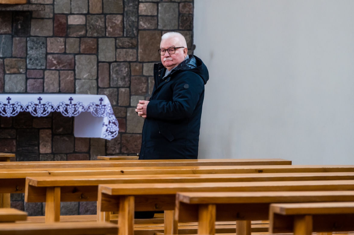 Lech Wałęsa w pustym kościele. Nie boi się koronawirusa