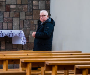 Lech Wałęsa w pustym kościele. Nie boi się koronawirusa