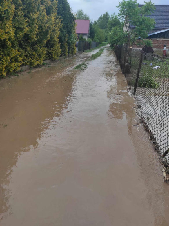  Przez chodnik zalewa nam gospodarstwa
