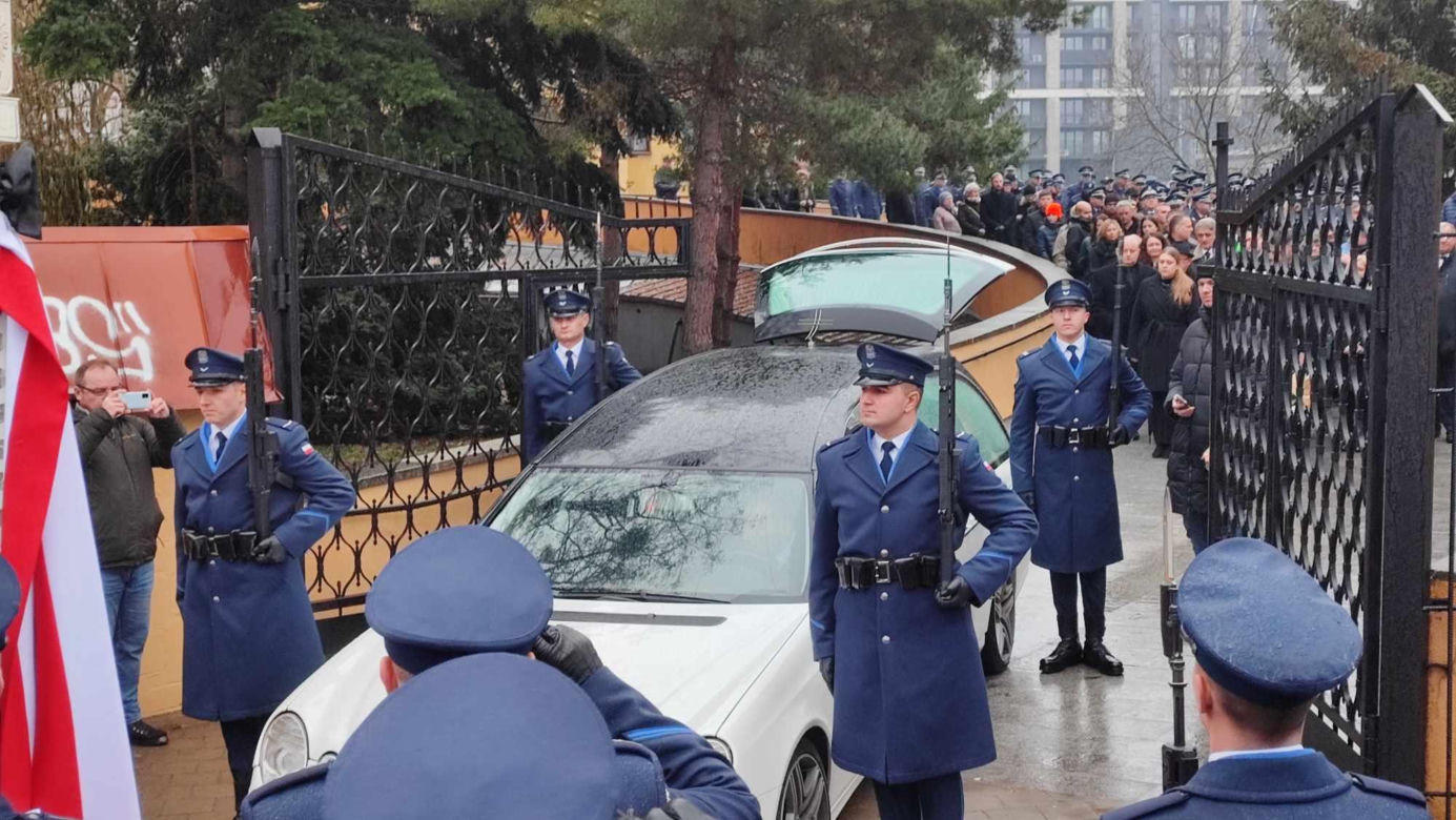  Wrocław. Ostatnie pożegnanie policjantów zastrzelonych na służbie. "Wasz tata jest bohaterem"