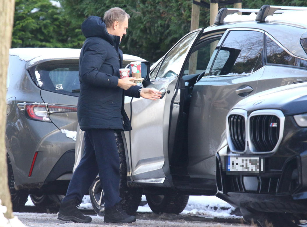 Donald Tusk w mroźną niedzielę pojechał po kawę