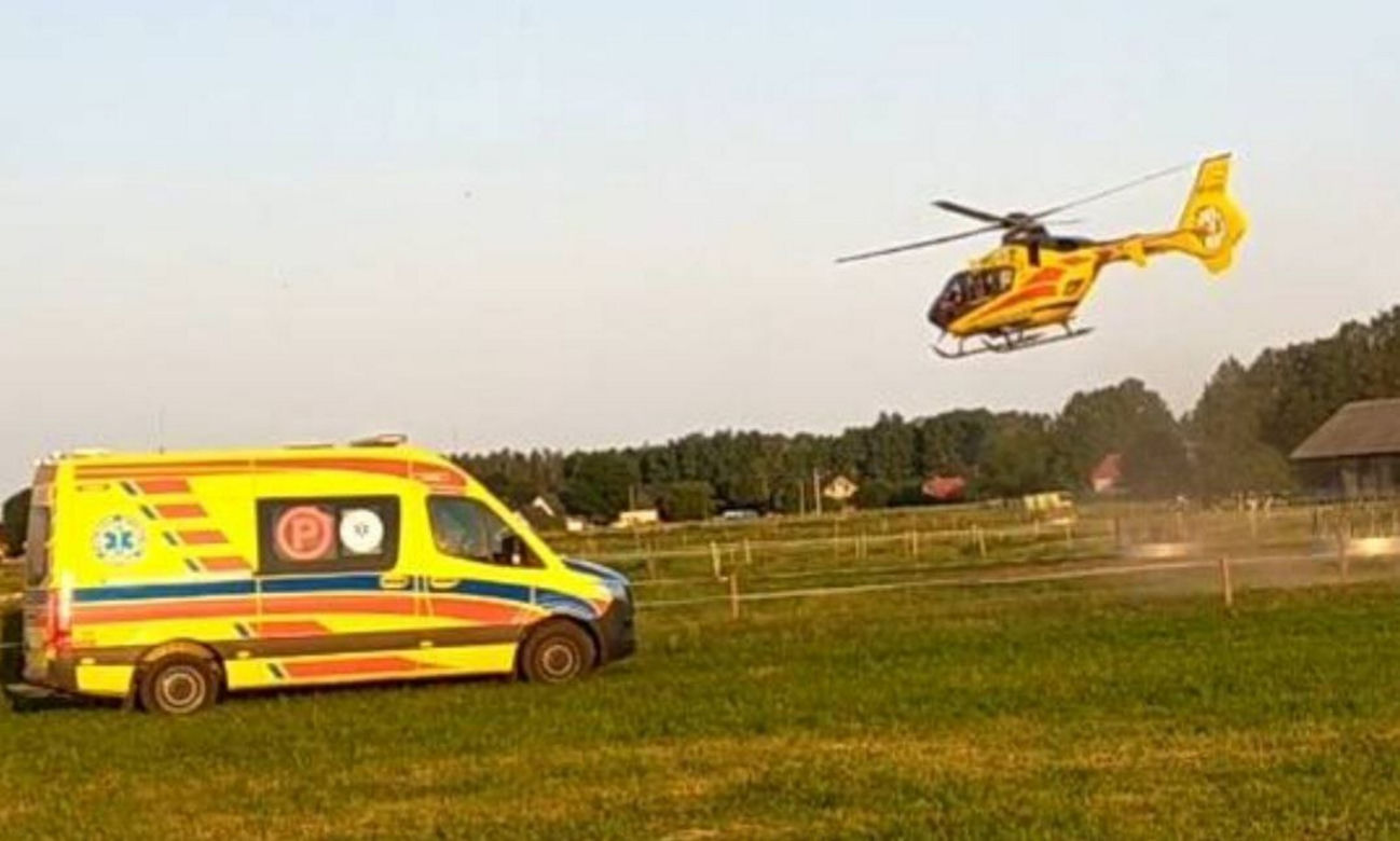 Fatalny wypadek quada pod Ostrołęką! 19-latek huknął w drzewo i zabrał go śmigłowiec [ZDJĘCIA].