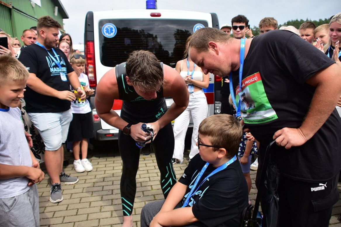 Damian Błaszczyk przez 44 godziny przepłynął 100 km pod zalewie Bojary pod Biłgorajem, kwestując w ten sposób dla 12-letniego ciężko chorego Adasia