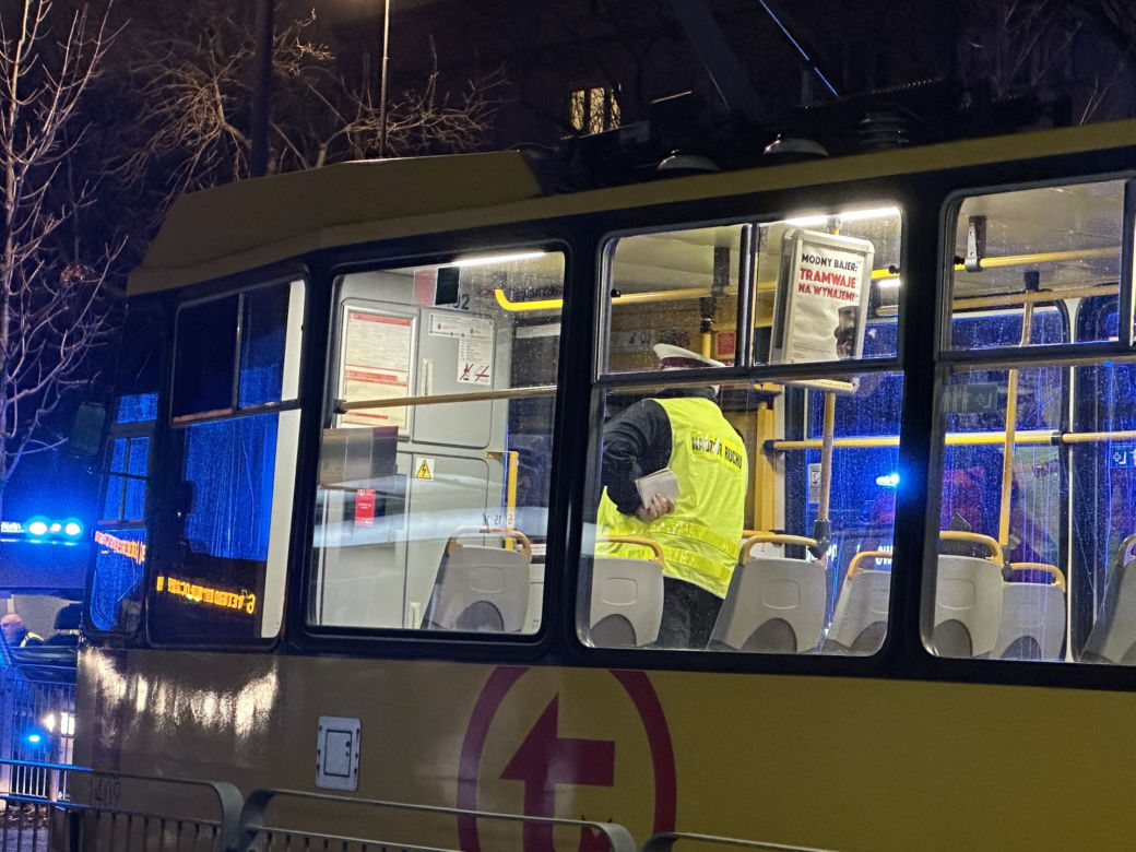 Makabryczny wypadek na Żoliborzu. 17-latka ciągnięta przez tramwaj. Ulicę zalała krew