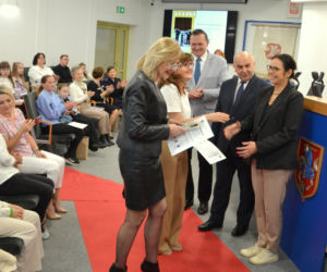 „Plastyczne Oscary” i mosty między pokoleniami. Wielki finał konkursów w ramach kampanii „Widzę – rozmawiam – reaguję” w Siedlcach