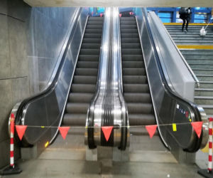 Zepsute schody ruchome przy rondzie Kaponiera w Poznaniu