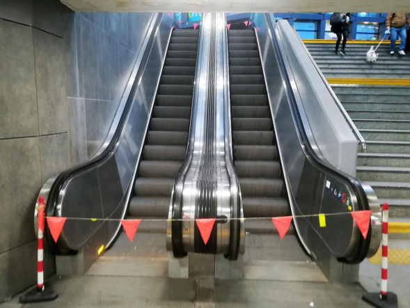 Zepsute schody ruchome przy rondzie Kaponiera w Poznaniu