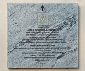 To jedno z najpiękniejszych miast województwa łódzkiego. Leży blisko słynnego Tomaszowa