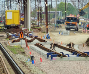 Rail Baltica. Kolej w Ełku zmienia się dla podróżnych! Zobacz postępy prac [ZDJĘCIA]