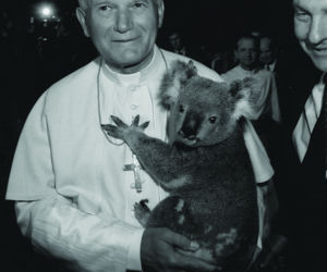 Jan Paweł II z misiem Koala