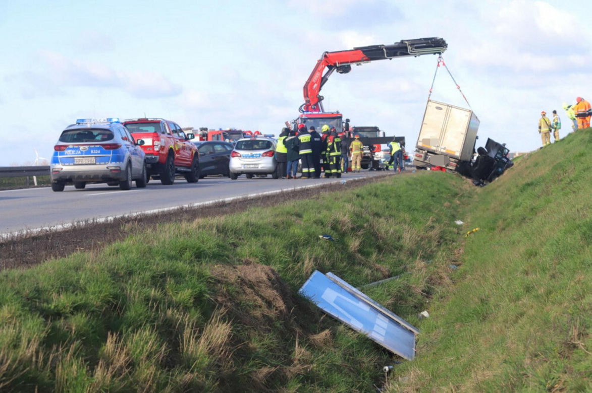 Straszny wypadek na autostradzie A4. Bus przygnieciony przez ciężarówkę, trzy osoby nie żyją 