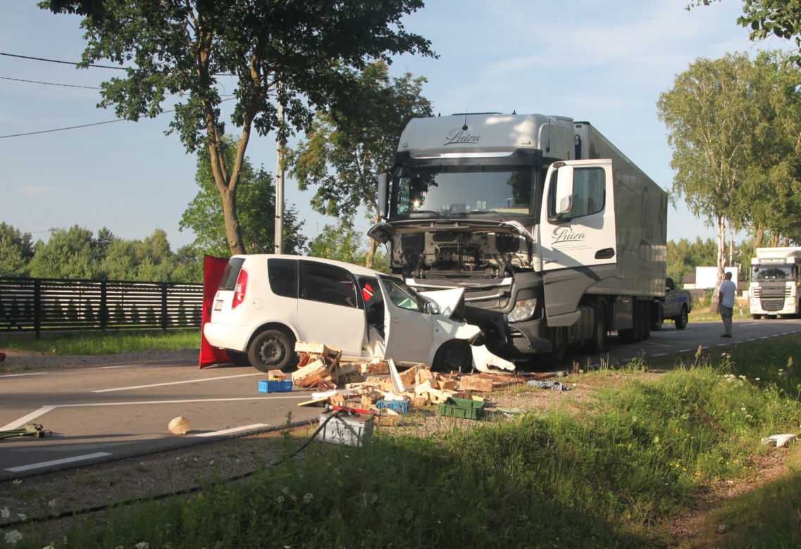 Potworny wypadek pod Siedlcami. 69-latka zmiażdżona przez tira. Wcześniej sprzedawała truskawki