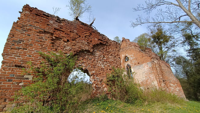 Ta malutka wieś powstała w XIV wieku. Skrywa ruiny gotyckiej świątyni