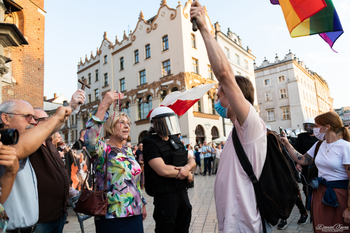Małopolska kurator oświaty z różańcem na manifestacji środowisk LGBT