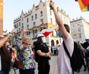 Małopolska kurator oświaty z różańcem na manifestacji środowisk LGBT
