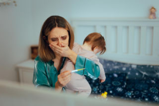 Natrętne myśli po porodzie to nie twoja wina. Sprawdź, kiedy troska o dziecko staje się zaburzeniem