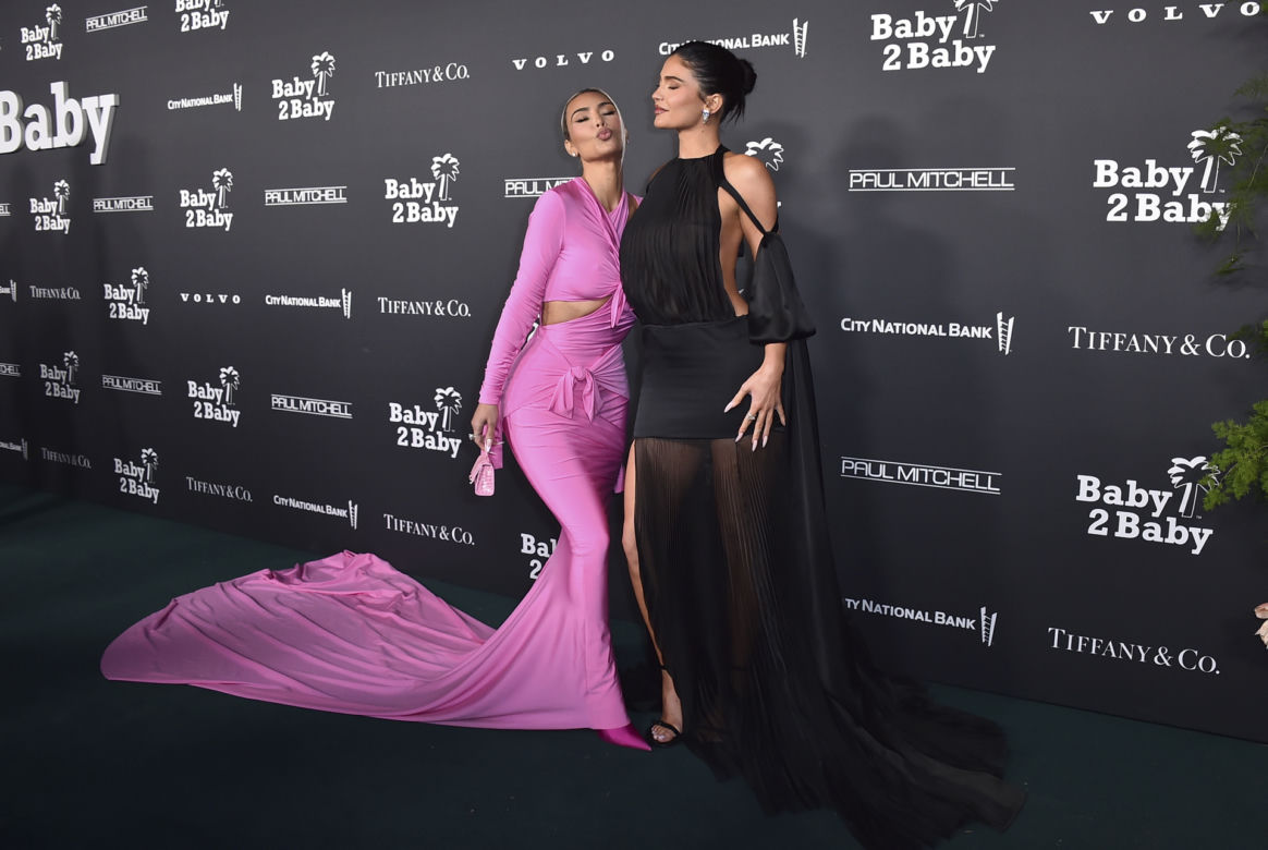 Kylie Jenner z gołą pupę wygina się na śniegu w słynnym kurorcie. Co za bikini!