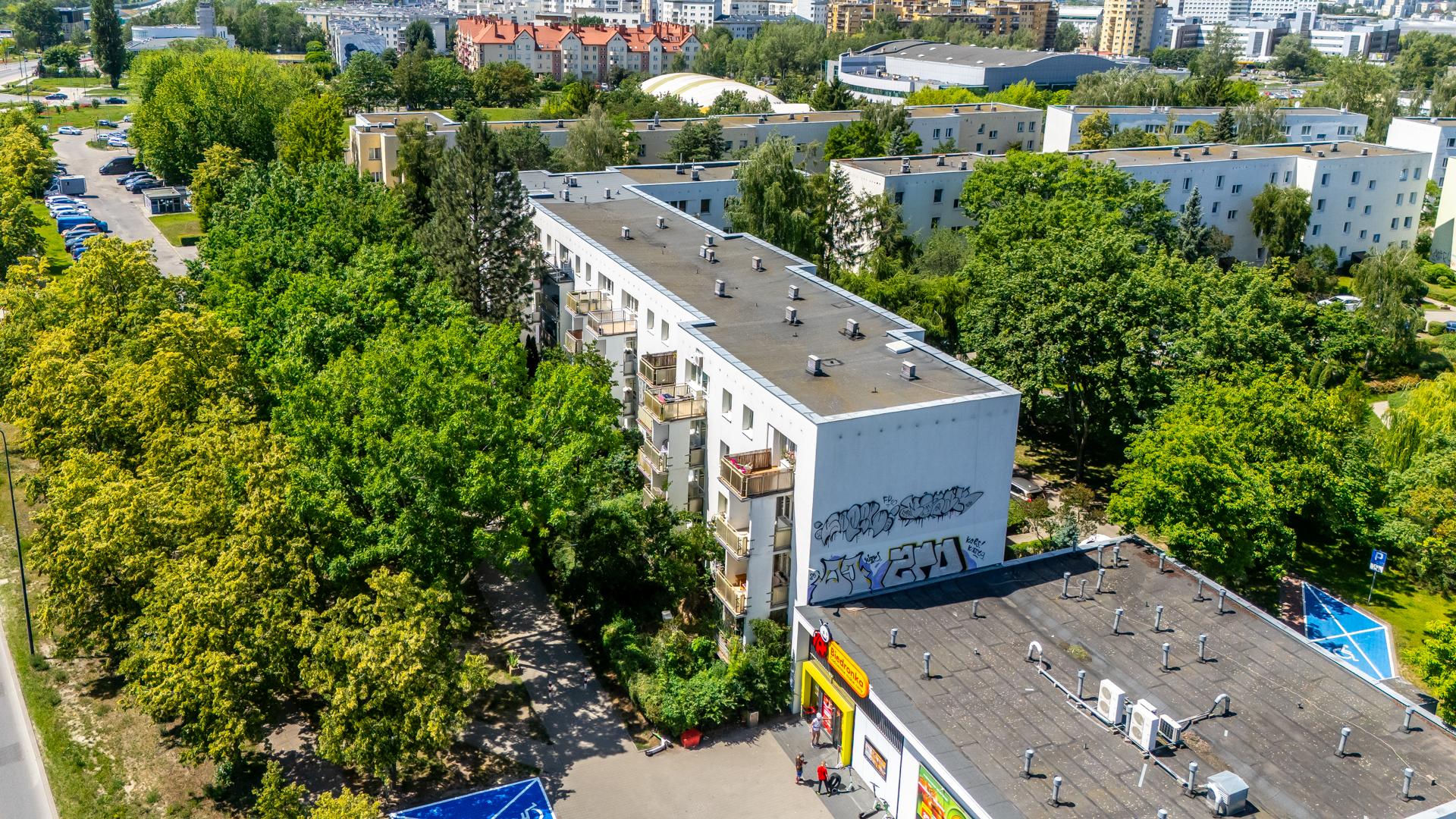 Pękający blok przy ul. Hirszfelda 2 w Warszawie