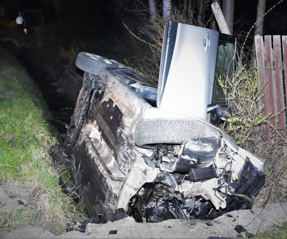 Ściął znak drogowy i wpadł do rowu melioracyjnego. Nie żyje 46-letni kierowca renault