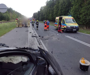 Wjechała na przeciwległy pas. 77-letni kierowca zginął po czołowym zderzeniu