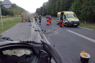 Wjechała na przeciwległy pas. 77-letni kierowca zginął po czołowym zderzeniu